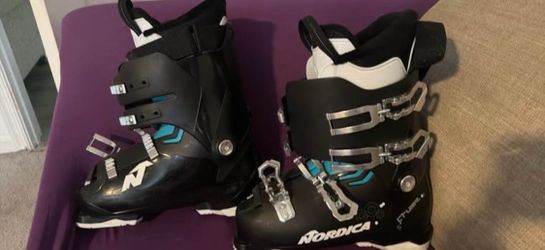 Snow boots Nordica brand