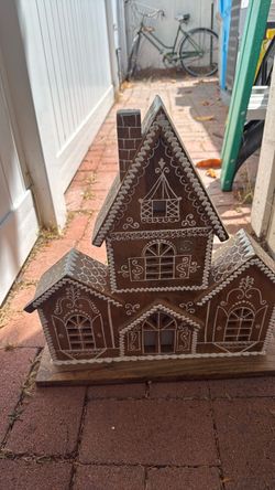Light up gingerbread house decor