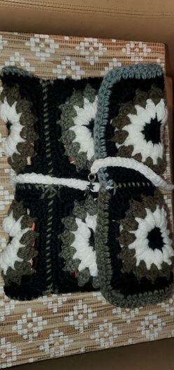 Sun Burst Granny Square Book Cozy (Black, Grey, and White)