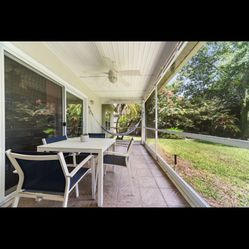 ******BEAUTIFUL PATIO TABLE AND CHAIRS*******