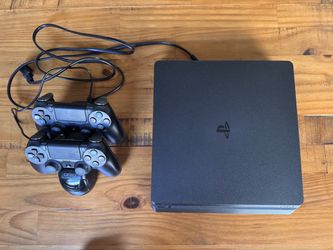 Sony PS4 Slim 1TB + 2 controllers