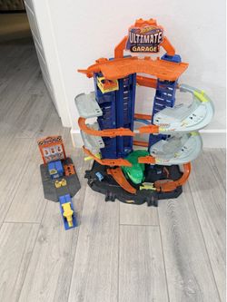 Moving sale! - Hot Wheels Ultimate Garage w/ T-Rex 🏎️🦖