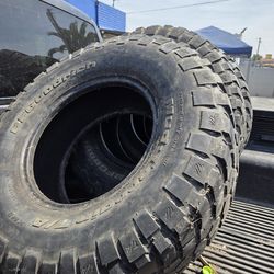 🛞4 x 4 A/T Tires 35x12.50r17🚘