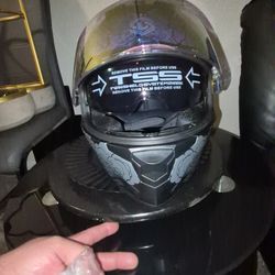 New size M, new motorcycle helmet, new L with its bag 

Casco para motociclista nuevo talla M, L nuevo con su bolsa