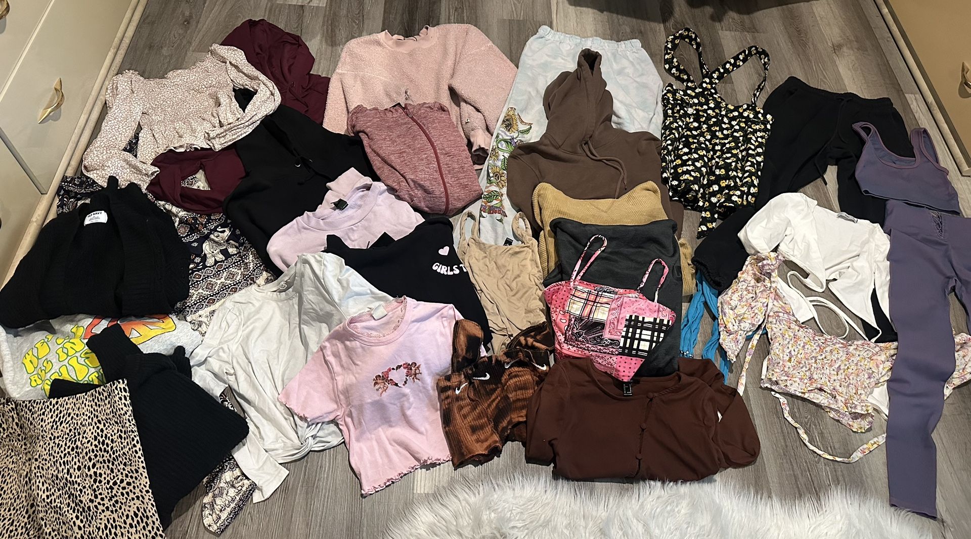 Nice LOT of many name brand clothing!