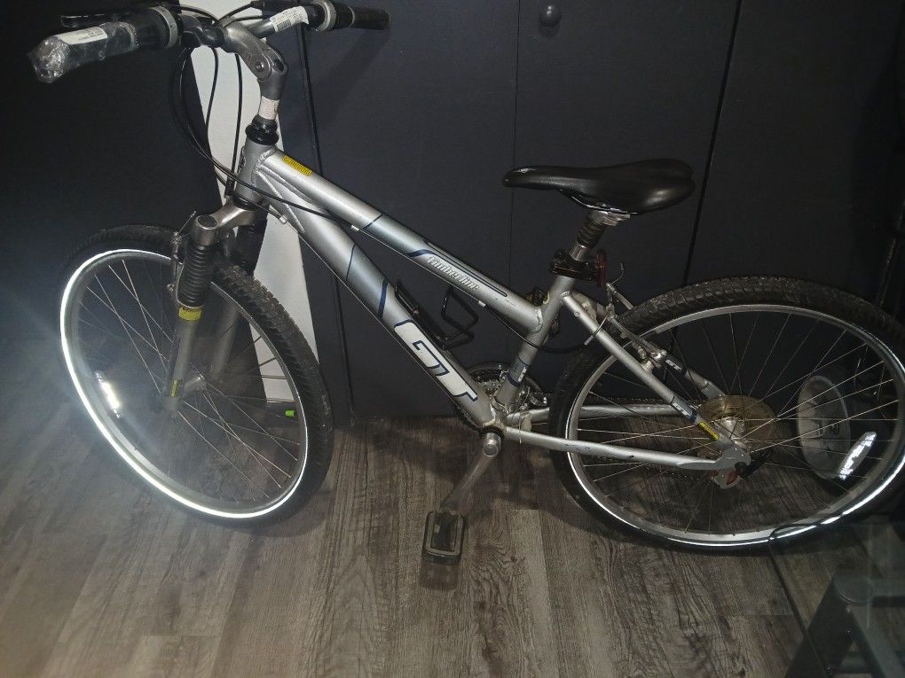 A Gray Metalic GIGANT Bike