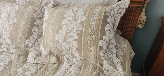 1 Comforter, 2 Shams And 1 Decorative Pillow