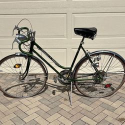 Vintage Early 70’s Schwinn Varsity 27” Women’s 10-Speed Bike