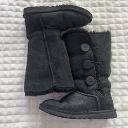 Tall Ugg With Buttons Size 6