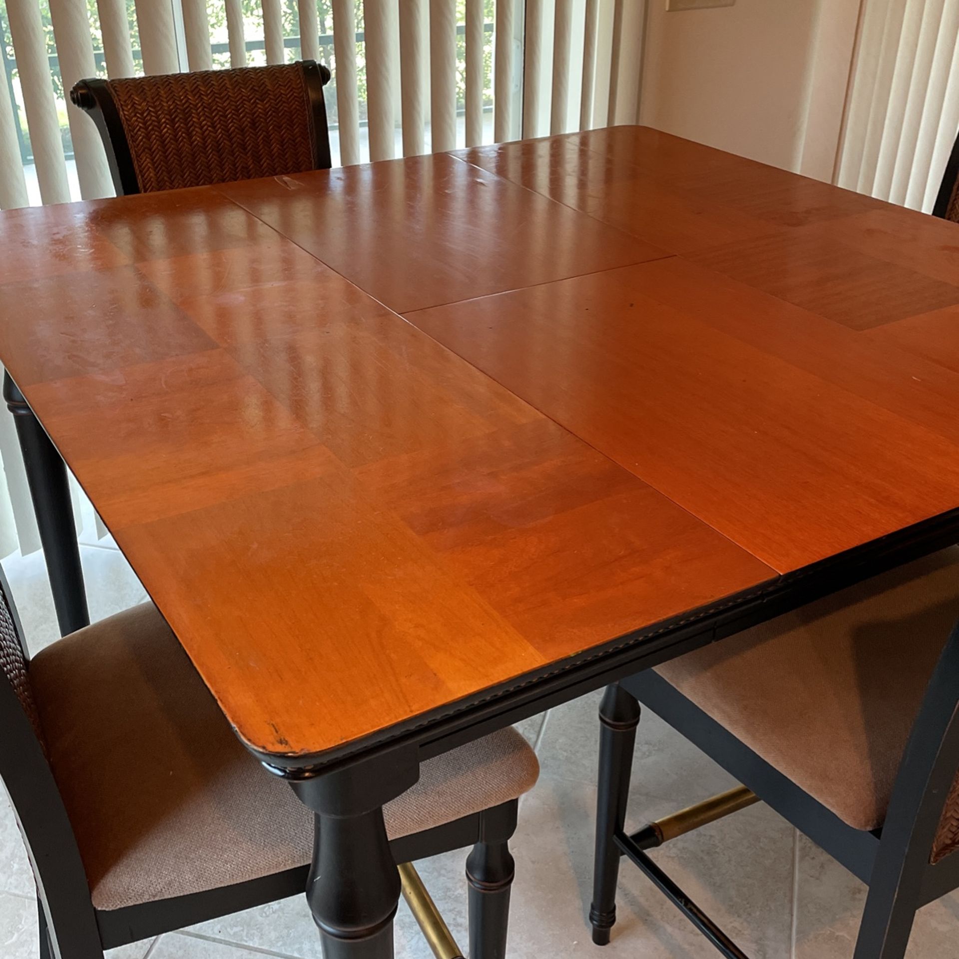 Wooden Kitchen Table /w 4 Chairs 