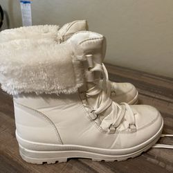 Hash Bubbie Women’s fuzzie Snow Boots 7 