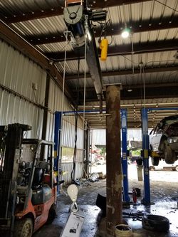 Grúa de pluma 12' alto. Brazo de 10' largo motor para levantar 2200lb eléctrico