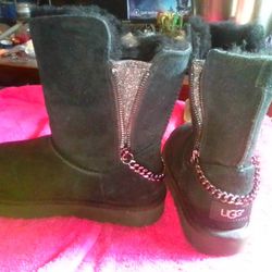NEW Never Worn Uggs- Size 5 Kids Or 7 Women