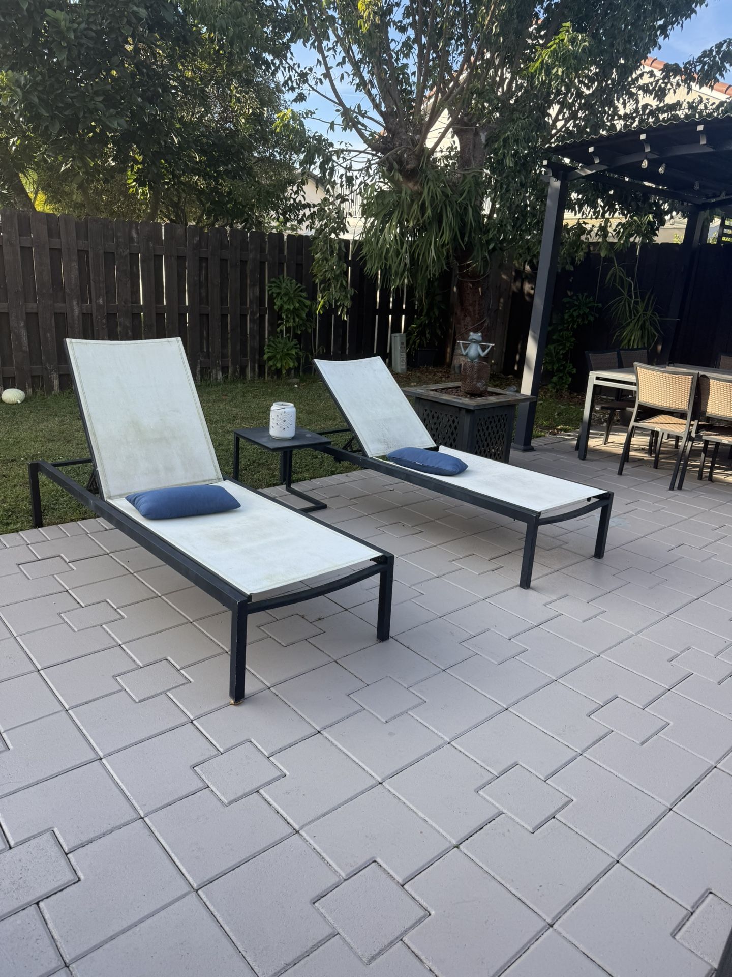 Free Lounge Chairs