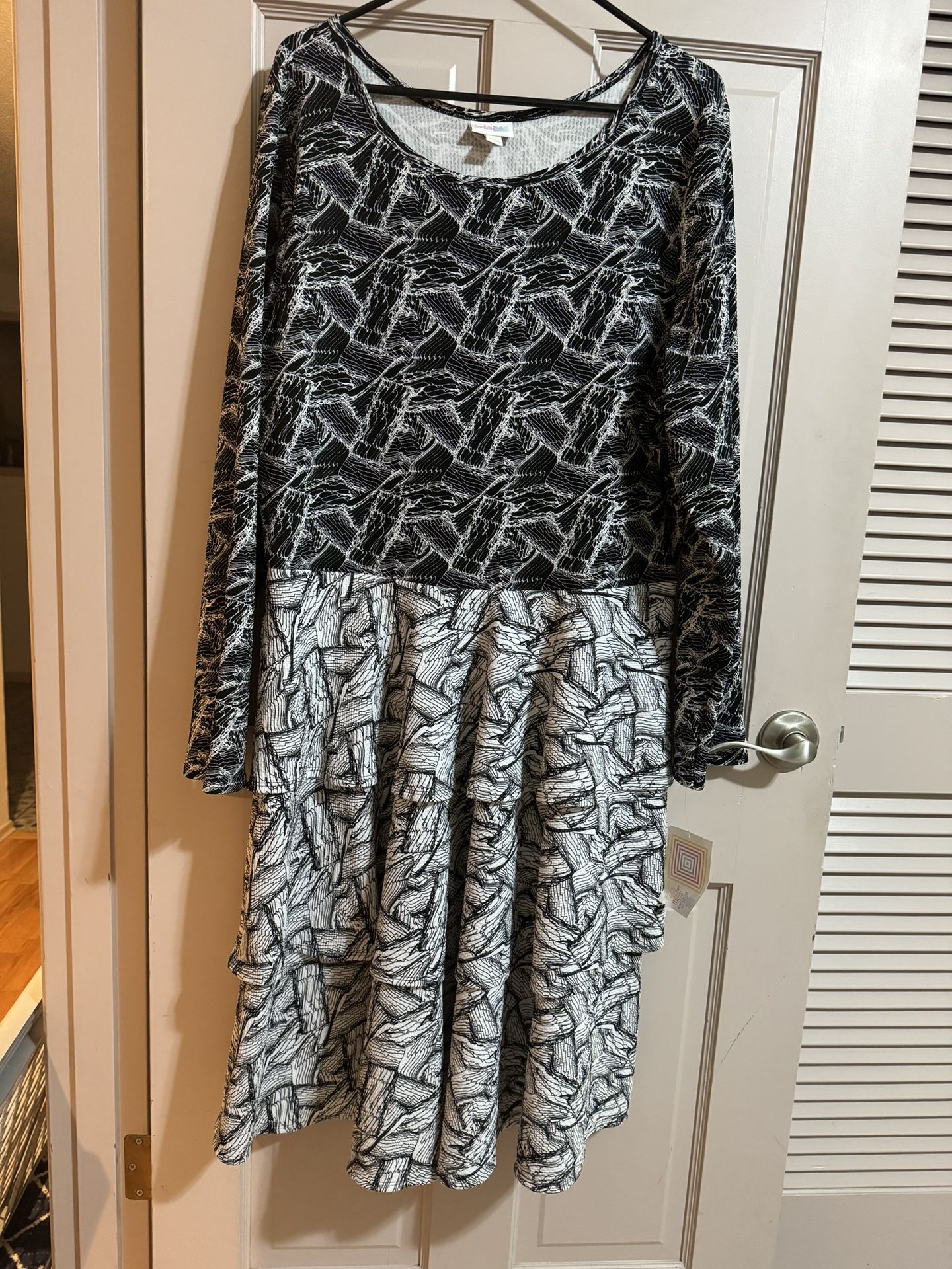 LuLaRoe Georgia Dress Womens 3XL Black White Tiered Dress Long Sleeve Stretch