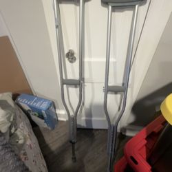 crutches / Muletas