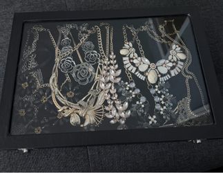Necklace jewelry box with necklaces