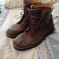 DR. MARTENS. CHUCKA BOOTS  BOUNCING  SOLES. SIZE. 11      60 BUCKS.  BETTER THAN NEW