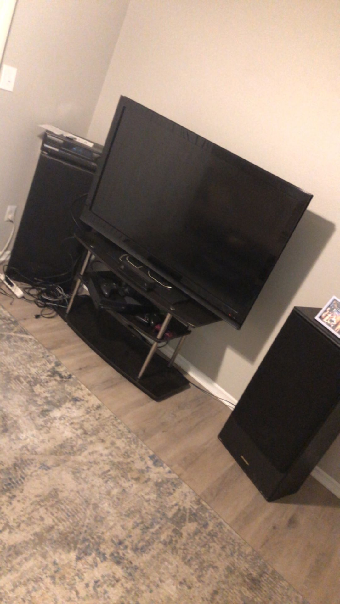 55’ Insignia Tv And Speakers