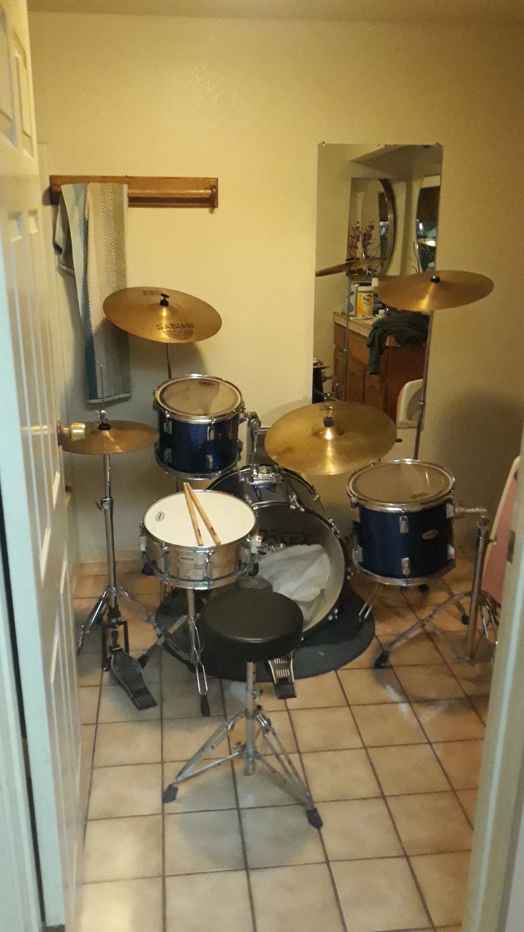 VORTEX 8 PEICE DRUM SET BLUE. TODAY ONLY SHOOT YOUR BEST OFFER OR TRADE