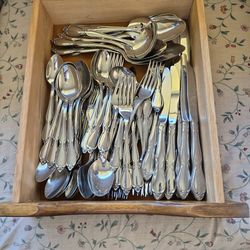 Flatware set with many other extras