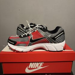 NIKE Vomero 5