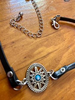 Woman’s 👩🏼‍🎤 choker.