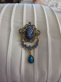 STUNNING CAMEO PIN