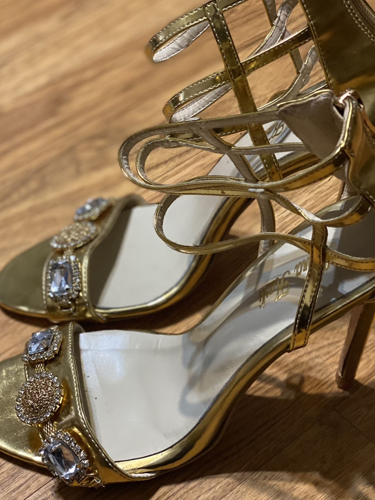 Ladies Gold Size 9 Heels By Laura Kasti