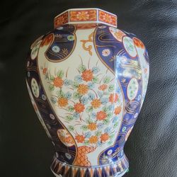 PORCELAIN FLOWER VASE. JAPAN