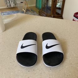 Women’s Nike Slip Ons Size 10