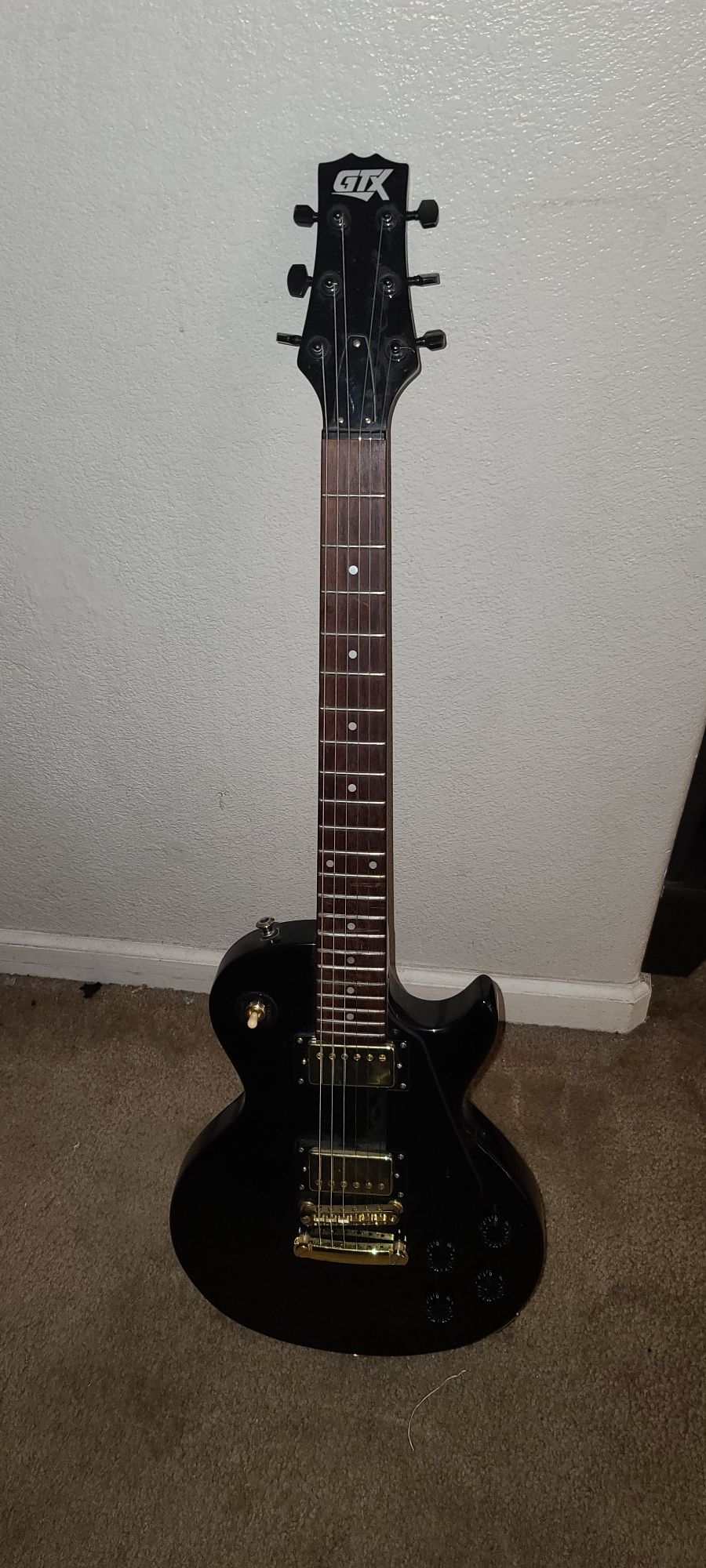 Early 90's gtx model 36 les paul style guitar. Very nice well built new pickups 22 fret. Ovation