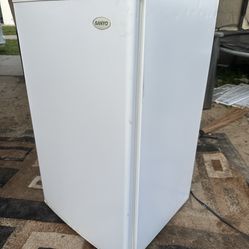 SANYO  Mini fridge (33x20x20) inches