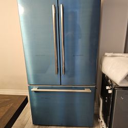 Thermador Professional 36 Inch Wide 20.8 Cu. Ft. Energy Star Certified French Door Refrigerator with Home Connect™

Model:T36FT820NS

