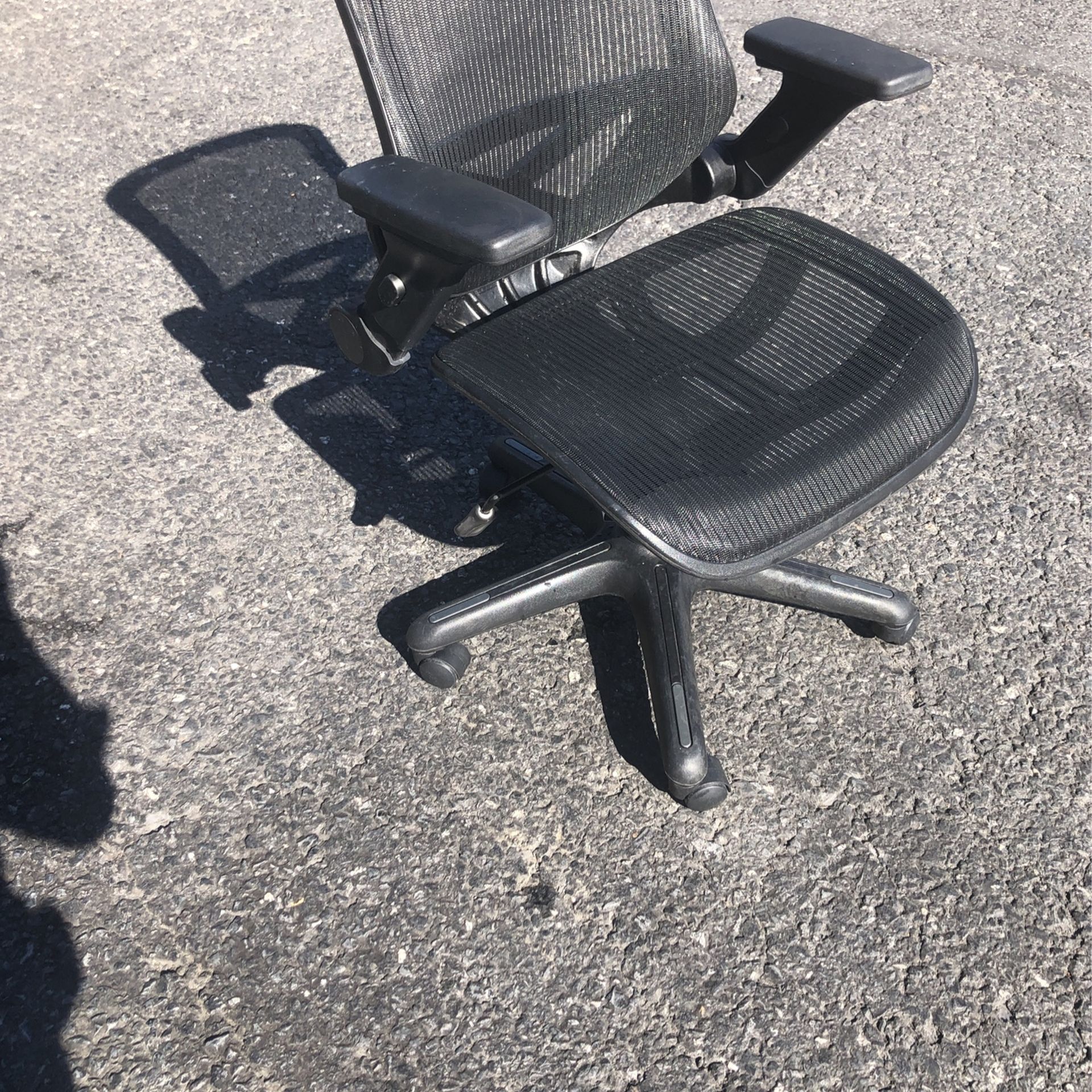 Good condition adjustable handle and seat desk chair