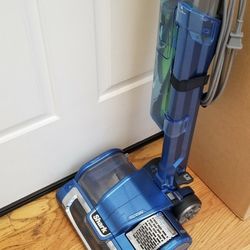 NEW cond SHARK CORDLESS VACUUM WITH AMAZING POWER SUCTION  , WORKS EXCELLENT  , IN THE BOX 