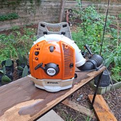 Stihl BR600 blower in very good condition, clean and ready to use, starts without problems and without breakage. 