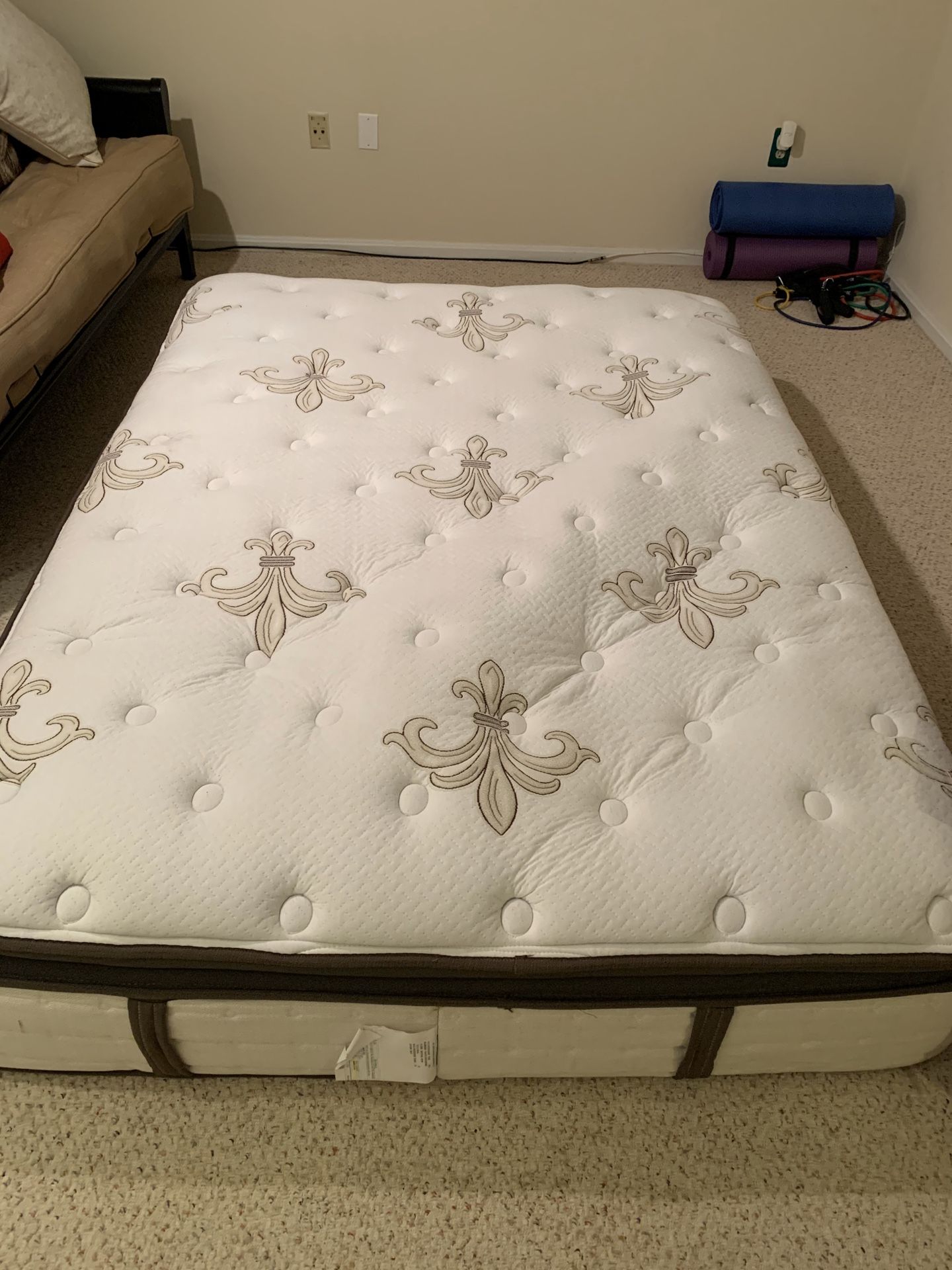 Stearns & Foster Queen PillowTop Plush Mattress for Sale!!