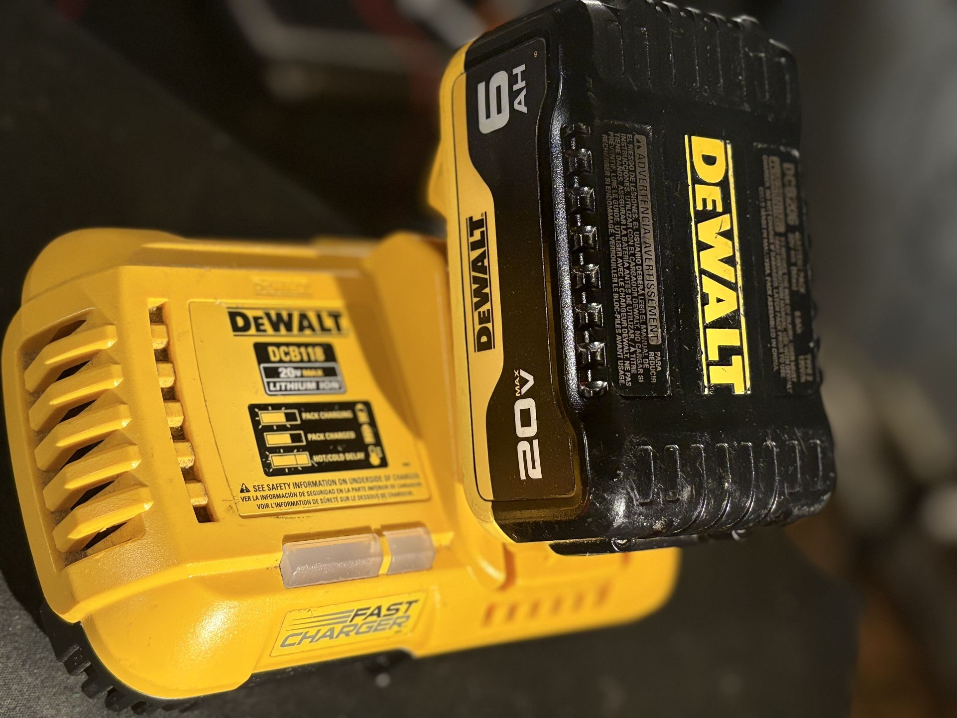 Dewalt Fast Charger & 20V6AH Battery Combo