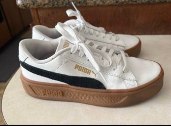 Pumas 8.5 Women’s shoes ( OCEAN BEACH)