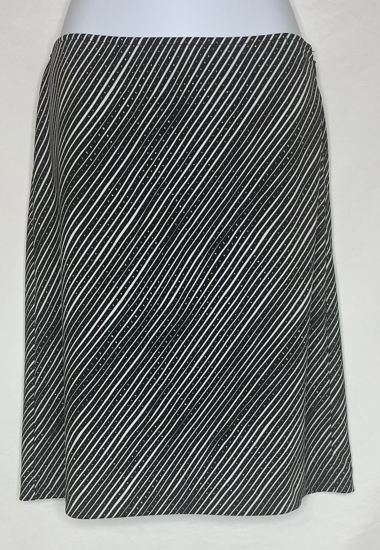 *EUC* Tahari A-Line Knee Length Side Zip Black & White Skirt Size 2