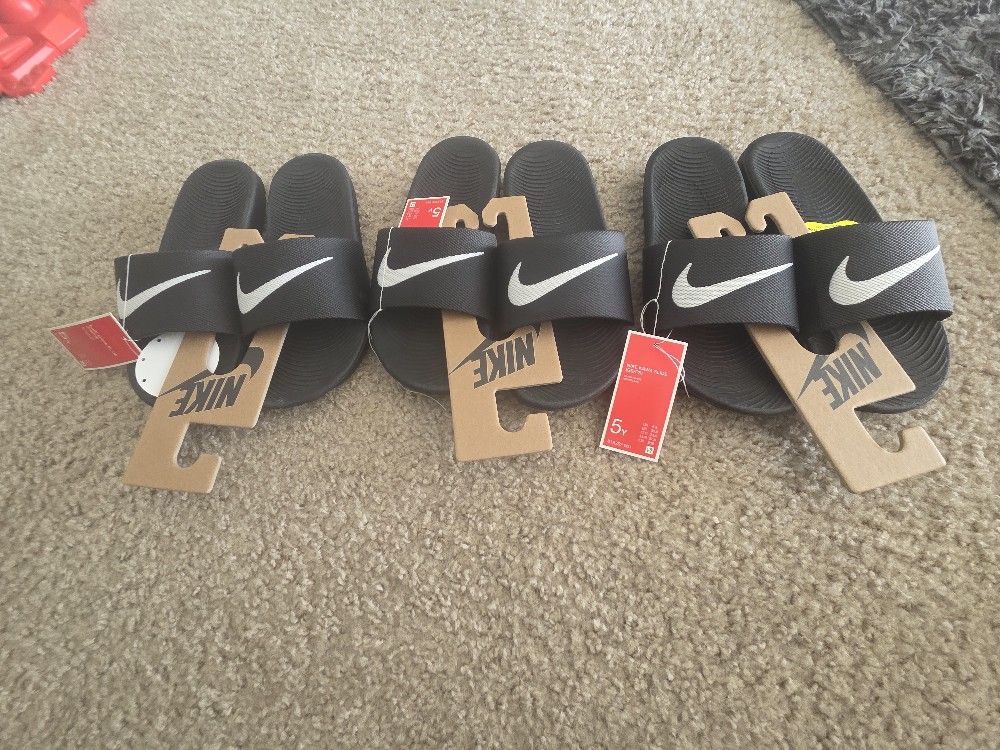Nike Kawa Slides / Sandals