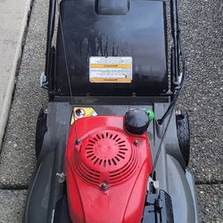 HONDA HRX217 SELF PROPELLED LAWN MOWER.