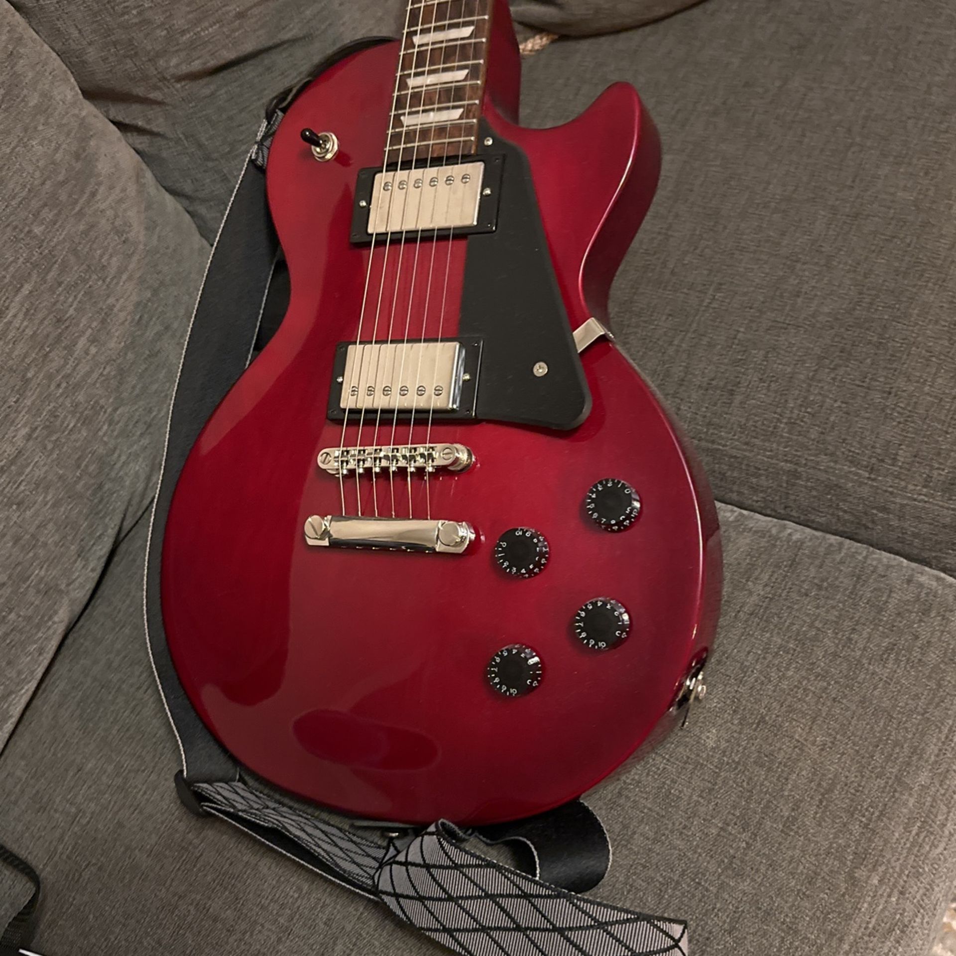 Beautiful Les Paul Guitar - Barely Played. Looks Brand New