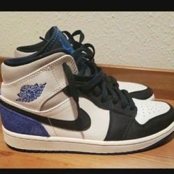 Jordan 1 Mid Royal Black Toe  size men's 8, barely worn.

