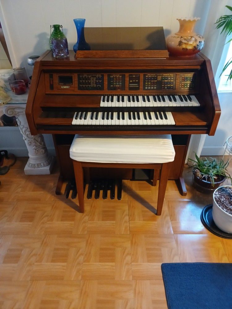 Lowrey Genius Organ