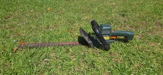 Black and Decker 22" Corded Hedge Trimmer