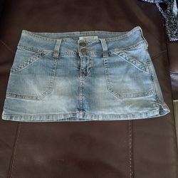 Y2K Abercrombie & Fitch Mini Denim Skirt Size M used

97 cotton
3 spandex
2 square pockets in the front (usable)
2 snapped pockets in the back
Great u