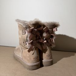 UGG Bailey Bow Short Boots Women’s US 7 / EU 38 – Genuine Suede