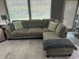 Modern L-Shaped Sectional Couch – Pillows & Blanket Included